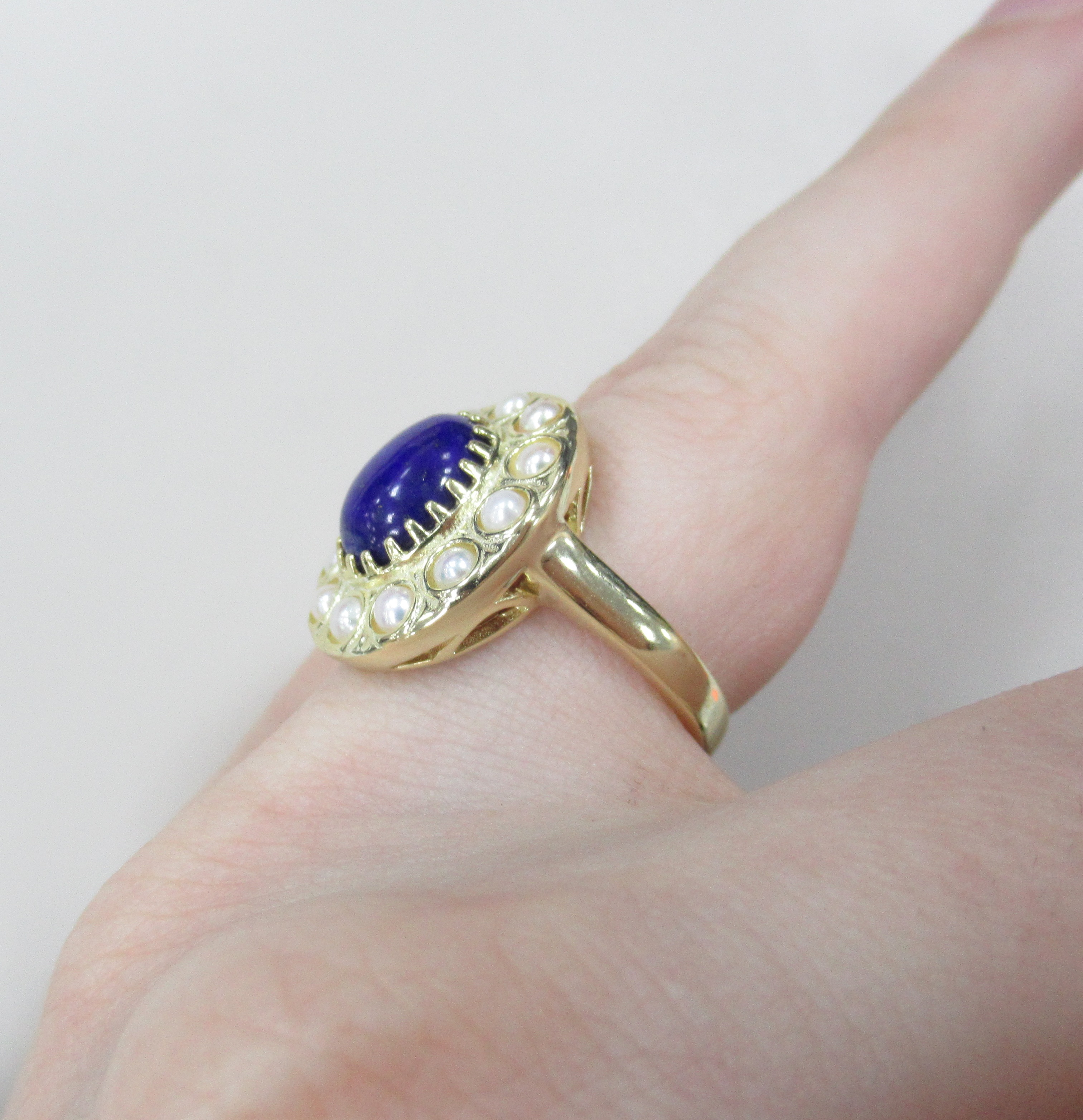 Серебряное кольцо с лазуритом и жемчугом